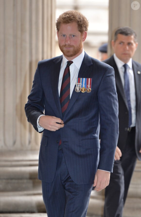 Le prince Harry assistait le 22 octobre 2015 à une messe en mémoire des militaires victimes des explosifs aléatoires à Londres, en la cathédrale St Paul.