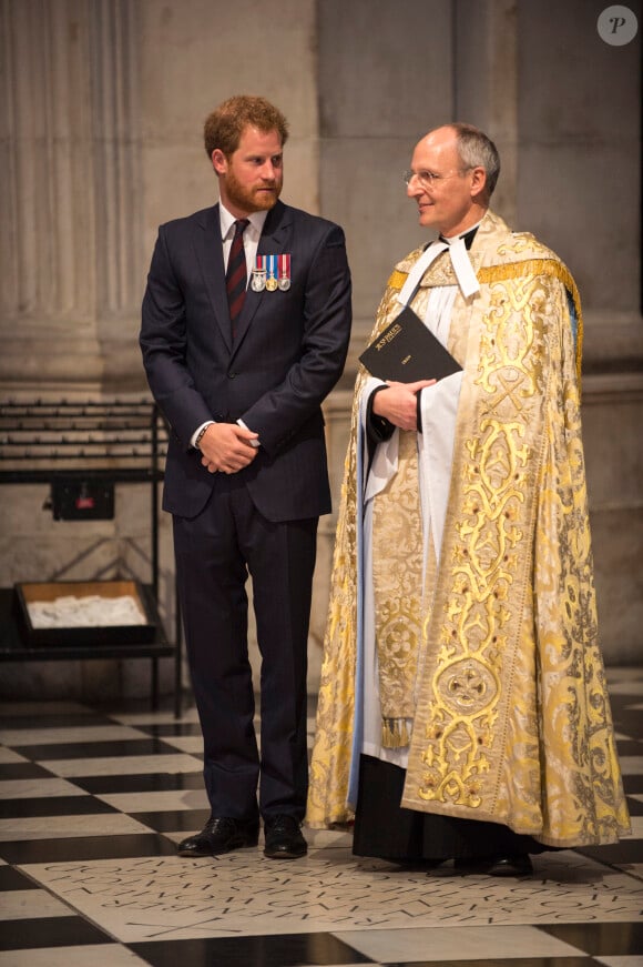Le prince Harry assistait le 22 octobre 2015 à une messe en mémoire des militaires victimes des explosifs aléatoires à Londres, en la cathédrale St Paul.