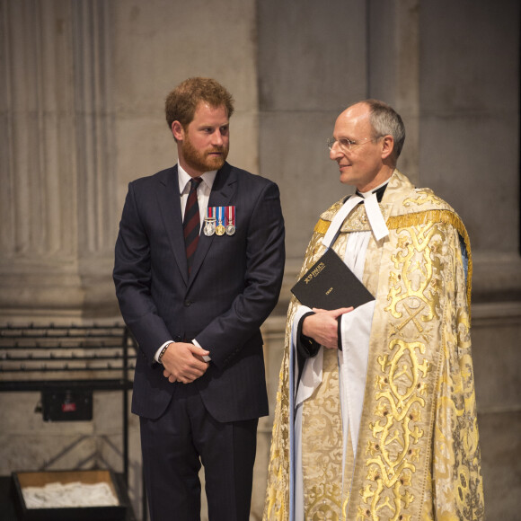 Le prince Harry assistait le 22 octobre 2015 à une messe en mémoire des militaires victimes des explosifs aléatoires à Londres, en la cathédrale St Paul.