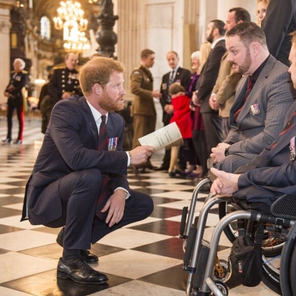 Le prince Harry assistait le 22 octobre 2015 à une messe en mémoire des militaires victimes des explosifs aléatoires à Londres, en la cathédrale St Paul.