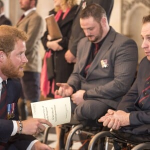 Le prince Harry assistait le 22 octobre 2015 à une messe en mémoire des militaires victimes des explosifs aléatoires à Londres, en la cathédrale St Paul.