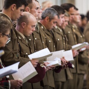 Le prince Harry assistait le 22 octobre 2015 à une messe en mémoire des militaires victimes des explosifs aléatoires à Londres, en la cathédrale St Paul.