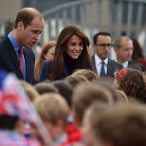 Bain de foule et découverte du Discovery... Kate Middleton et le prince William, comtesse et comte de Strathearn en Ecosse, effectuaient leur première visite officielle à Dundee le 23 octobre 2015, en lien avec les activités de la duchesse de Cambridge dans le domaine de la santé mentale des enfants.