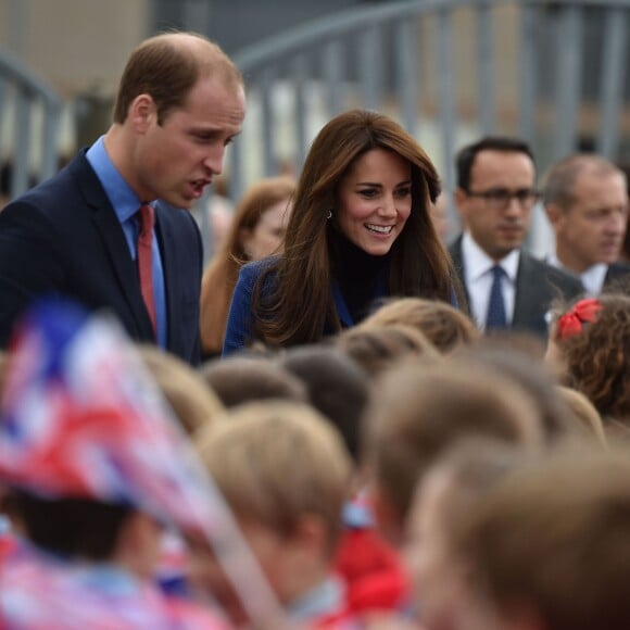 Bain de foule et découverte du Discovery... Kate Middleton et le prince William, comtesse et comte de Strathearn en Ecosse, effectuaient leur première visite officielle à Dundee le 23 octobre 2015, en lien avec les activités de la duchesse de Cambridge dans le domaine de la santé mentale des enfants.