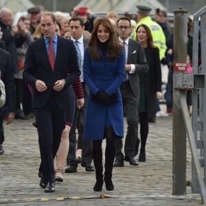 Bain de foule et découverte du Discovery... Kate Middleton et le prince William, comtesse et comte de Strathearn en Ecosse, effectuaient leur première visite officielle à Dundee le 23 octobre 2015, en lien avec les activités de la duchesse de Cambridge dans le domaine de la santé mentale des enfants.