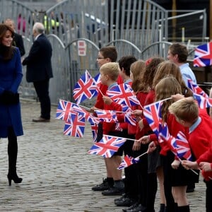 Bain de foule et découverte du Discovery... Kate Middleton et le prince William, comtesse et comte de Strathearn en Ecosse, effectuaient leur première visite officielle à Dundee le 23 octobre 2015, en lien avec les activités de la duchesse de Cambridge dans le domaine de la santé mentale des enfants.