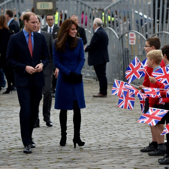 Bain de foule et découverte du Discovery... Kate Middleton et le prince William, comtesse et comte de Strathearn en Ecosse, effectuaient leur première visite officielle à Dundee le 23 octobre 2015, en lien avec les activités de la duchesse de Cambridge dans le domaine de la santé mentale des enfants.