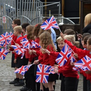 Bain de foule et découverte du Discovery... Kate Middleton et le prince William, comtesse et comte de Strathearn en Ecosse, effectuaient leur première visite officielle à Dundee le 23 octobre 2015, en lien avec les activités de la duchesse de Cambridge dans le domaine de la santé mentale des enfants.