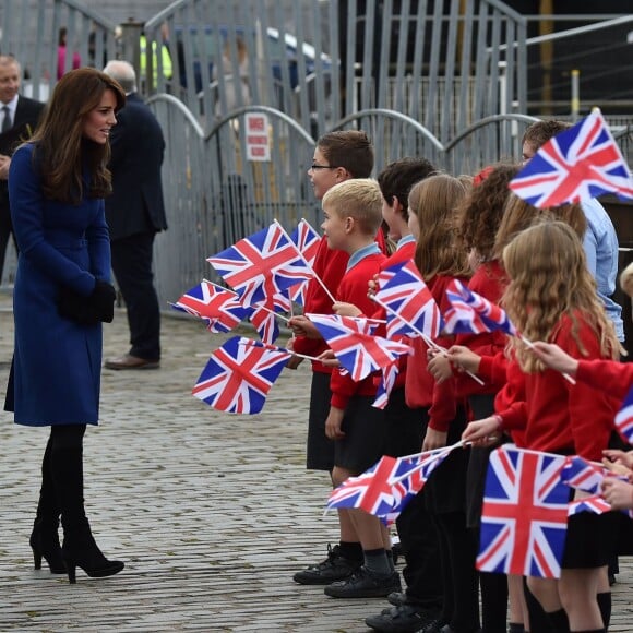 Bain de foule et découverte du Discovery... Kate Middleton et le prince William, comtesse et comte de Strathearn en Ecosse, effectuaient leur première visite officielle à Dundee le 23 octobre 2015, en lien avec les activités de la duchesse de Cambridge dans le domaine de la santé mentale des enfants.