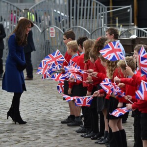 Bain de foule et découverte du Discovery... Kate Middleton et le prince William, comtesse et comte de Strathearn en Ecosse, effectuaient leur première visite officielle à Dundee le 23 octobre 2015, en lien avec les activités de la duchesse de Cambridge dans le domaine de la santé mentale des enfants.