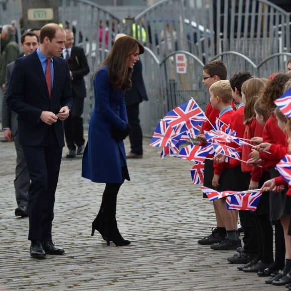 Bain de foule et découverte du Discovery... Kate Middleton et le prince William, comtesse et comte de Strathearn en Ecosse, effectuaient leur première visite officielle à Dundee le 23 octobre 2015, en lien avec les activités de la duchesse de Cambridge dans le domaine de la santé mentale des enfants.