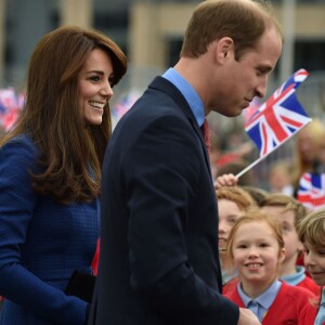 Bain de foule et découverte du Discovery... Kate Middleton et le prince William, comtesse et comte de Strathearn en Ecosse, effectuaient leur première visite officielle à Dundee le 23 octobre 2015, en lien avec les activités de la duchesse de Cambridge dans le domaine de la santé mentale des enfants.