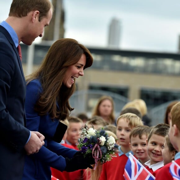 Bain de foule et découverte du Discovery... Kate Middleton et le prince William, comtesse et comte de Strathearn en Ecosse, effectuaient leur première visite officielle à Dundee le 23 octobre 2015, en lien avec les activités de la duchesse de Cambridge dans le domaine de la santé mentale des enfants.