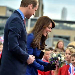 Bain de foule et découverte du Discovery... Kate Middleton et le prince William, comtesse et comte de Strathearn en Ecosse, effectuaient leur première visite officielle à Dundee le 23 octobre 2015, en lien avec les activités de la duchesse de Cambridge dans le domaine de la santé mentale des enfants.