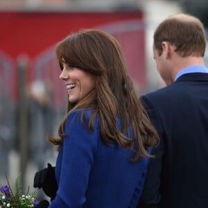 Bain de foule et découverte du Discovery... Kate Middleton et le prince William, comtesse et comte de Strathearn en Ecosse, effectuaient leur première visite officielle à Dundee le 23 octobre 2015, en lien avec les activités de la duchesse de Cambridge dans le domaine de la santé mentale des enfants.