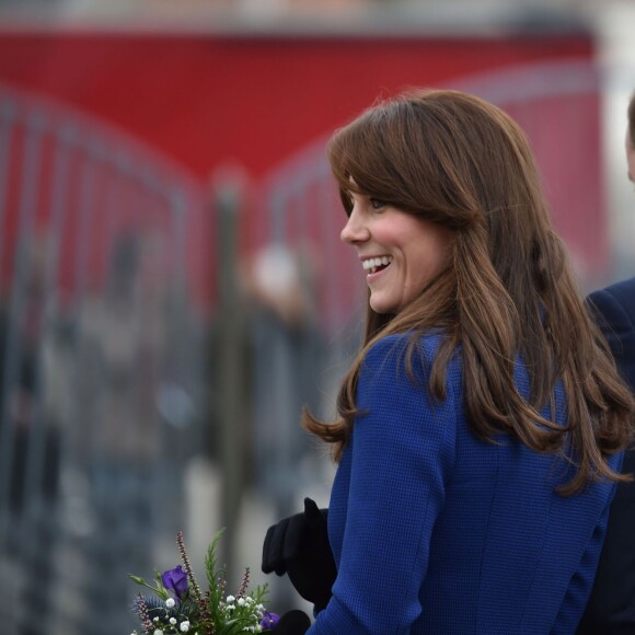 Bain de foule et découverte du Discovery... Kate Middleton et le prince William, comtesse et comte de Strathearn en Ecosse, effectuaient leur première visite officielle à Dundee le 23 octobre 2015, en lien avec les activités de la duchesse de Cambridge dans le domaine de la santé mentale des enfants.