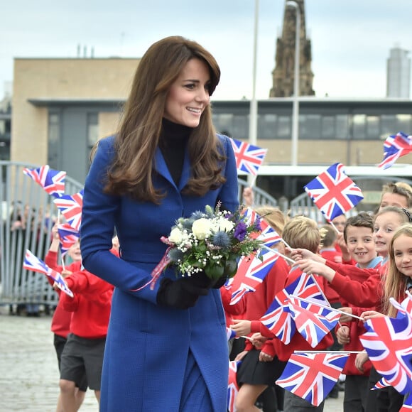 Bain de foule et découverte du Discovery... Kate Middleton et le prince William, comtesse et comte de Strathearn en Ecosse, effectuaient leur première visite officielle à Dundee le 23 octobre 2015, en lien avec les activités de la duchesse de Cambridge dans le domaine de la santé mentale des enfants.