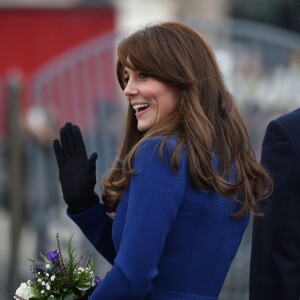 Bain de foule et découverte du Discovery... Kate Middleton et le prince William, comtesse et comte de Strathearn en Ecosse, effectuaient leur première visite officielle à Dundee le 23 octobre 2015, en lien avec les activités de la duchesse de Cambridge dans le domaine de la santé mentale des enfants.