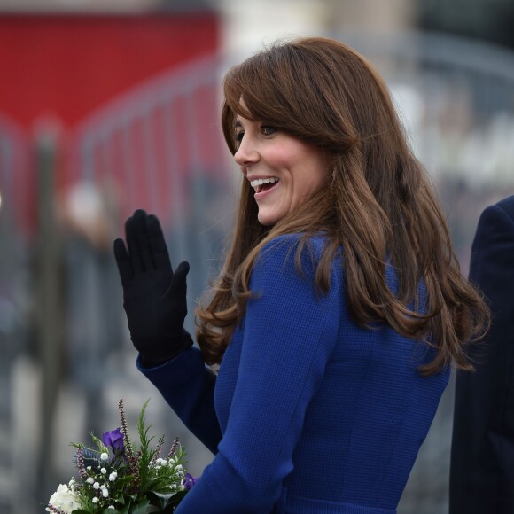 Bain de foule et découverte du Discovery... Kate Middleton et le prince William, comtesse et comte de Strathearn en Ecosse, effectuaient leur première visite officielle à Dundee le 23 octobre 2015, en lien avec les activités de la duchesse de Cambridge dans le domaine de la santé mentale des enfants.