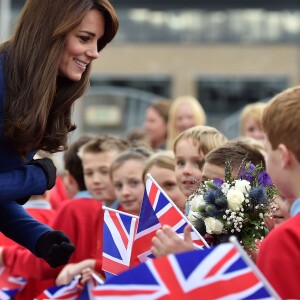 Bain de foule et découverte du Discovery... Kate Middleton et le prince William, comtesse et comte de Strathearn en Ecosse, effectuaient leur première visite officielle à Dundee le 23 octobre 2015, en lien avec les activités de la duchesse de Cambridge dans le domaine de la santé mentale des enfants.