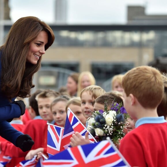 Bain de foule et découverte du Discovery... Kate Middleton et le prince William, comtesse et comte de Strathearn en Ecosse, effectuaient leur première visite officielle à Dundee le 23 octobre 2015, en lien avec les activités de la duchesse de Cambridge dans le domaine de la santé mentale des enfants.