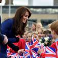 Bain de foule et découverte du Discovery... Kate Middleton et le prince William, comtesse et comte de Strathearn en Ecosse, effectuaient leur première visite officielle à Dundee le 23 octobre 2015, en lien avec les activités de la duchesse de Cambridge dans le domaine de la santé mentale des enfants.