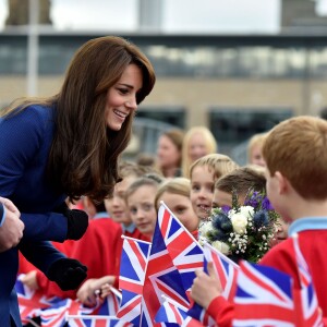 Bain de foule et découverte du Discovery... Kate Middleton et le prince William, comtesse et comte de Strathearn en Ecosse, effectuaient leur première visite officielle à Dundee le 23 octobre 2015, en lien avec les activités de la duchesse de Cambridge dans le domaine de la santé mentale des enfants.