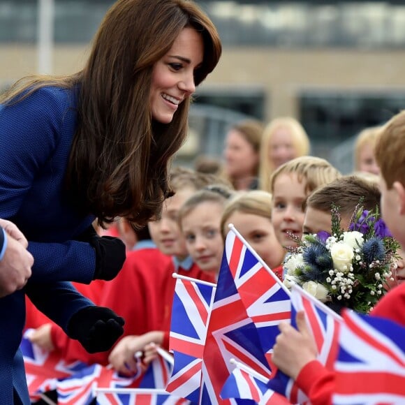 Bain de foule et découverte du Discovery... Kate Middleton et le prince William, comtesse et comte de Strathearn en Ecosse, effectuaient leur première visite officielle à Dundee le 23 octobre 2015, en lien avec les activités de la duchesse de Cambridge dans le domaine de la santé mentale des enfants.