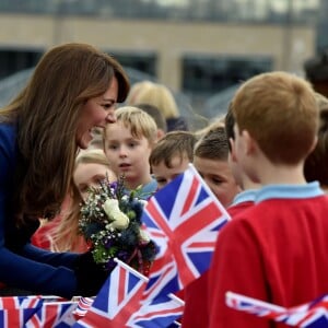 Bain de foule et découverte du Discovery... Kate Middleton et le prince William, comtesse et comte de Strathearn en Ecosse, effectuaient leur première visite officielle à Dundee le 23 octobre 2015, en lien avec les activités de la duchesse de Cambridge dans le domaine de la santé mentale des enfants.