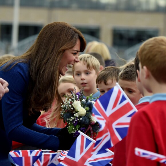 Bain de foule et découverte du Discovery... Kate Middleton et le prince William, comtesse et comte de Strathearn en Ecosse, effectuaient leur première visite officielle à Dundee le 23 octobre 2015, en lien avec les activités de la duchesse de Cambridge dans le domaine de la santé mentale des enfants.