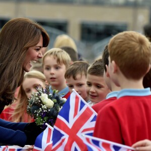 Bain de foule et découverte du Discovery... Kate Middleton et le prince William, comtesse et comte de Strathearn en Ecosse, effectuaient leur première visite officielle à Dundee le 23 octobre 2015, en lien avec les activités de la duchesse de Cambridge dans le domaine de la santé mentale des enfants.