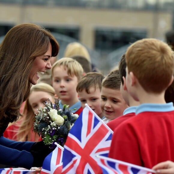 Bain de foule et découverte du Discovery... Kate Middleton et le prince William, comtesse et comte de Strathearn en Ecosse, effectuaient leur première visite officielle à Dundee le 23 octobre 2015, en lien avec les activités de la duchesse de Cambridge dans le domaine de la santé mentale des enfants.