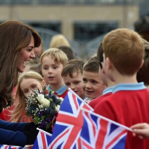 Bain de foule et découverte du Discovery... Kate Middleton et le prince William, comtesse et comte de Strathearn en Ecosse, effectuaient leur première visite officielle à Dundee le 23 octobre 2015, en lien avec les activités de la duchesse de Cambridge dans le domaine de la santé mentale des enfants.