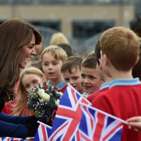 Bain de foule et découverte du Discovery... Kate Middleton et le prince William, comtesse et comte de Strathearn en Ecosse, effectuaient leur première visite officielle à Dundee le 23 octobre 2015, en lien avec les activités de la duchesse de Cambridge dans le domaine de la santé mentale des enfants.