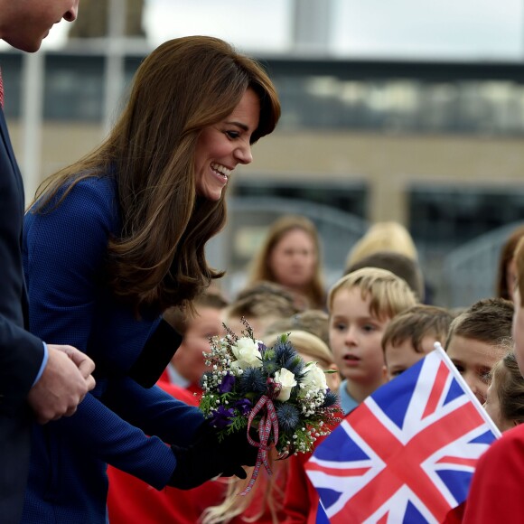 Bain de foule et découverte du Discovery... Kate Middleton et le prince William, comtesse et comte de Strathearn en Ecosse, effectuaient leur première visite officielle à Dundee le 23 octobre 2015, en lien avec les activités de la duchesse de Cambridge dans le domaine de la santé mentale des enfants.