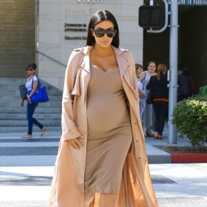 Kim Kardashian, enceinte, est allée déjeuner au restaurant La Scala à Beverly Hills, le 22 octobre 2015.