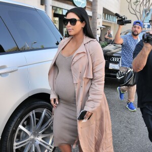 Kim Kardashian, enceinte, est allée déjeuner au restaurant La Scala à Beverly Hills, le 22 octobre 2015.