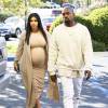 Kim Kardashian, enceinte, et son mari Kanye West arrivent au Cinépolis à Thousand Oaks, le 21 octobre 2015.