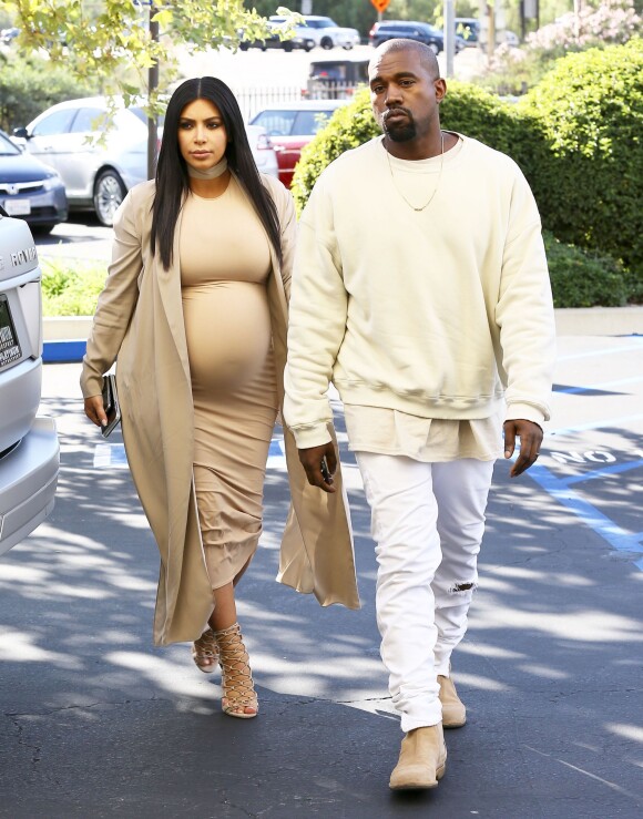 Kim Kardashian, enceinte, et son mari Kanye West arrivent au Cinépolis à Thousand Oaks, le 21 octobre 2015.