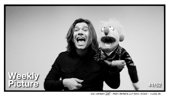 Zac Hanson avec une marionnette des Muppet's, en octobre 2015.