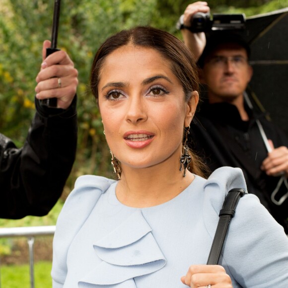 Salma Hayek - People au défilé Giambattista Valli collection prêt-à-porter Printemps/Eté 2016 lors de la fashion week à Paris, le 5 octobre 2015.