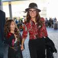 Salma Hayek et sa fille Valentina Pinault arrivent à l'aéroport de LAX à Los Angeles pour prendre l’avion.