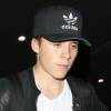 Brooklyn Beckham, armé de son skateboard, arrive à l'aéroport de Los Angeles le 23 octobre 2015.