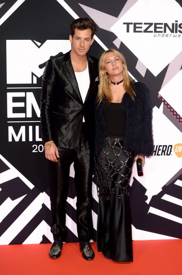 Mark Ronson et son épouse Josephine de la Baume lors des MTV Europe Music Awards 2015 au Mediolanum Forum. Milan, le 25 octobre 2015.