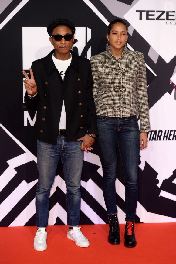 Pharrell Williams et son épouse Helen Lasichanh lors des MTV Europe Music Awards 2015 au Mediolanum Forum. Milan, le 25 octobre 2015.