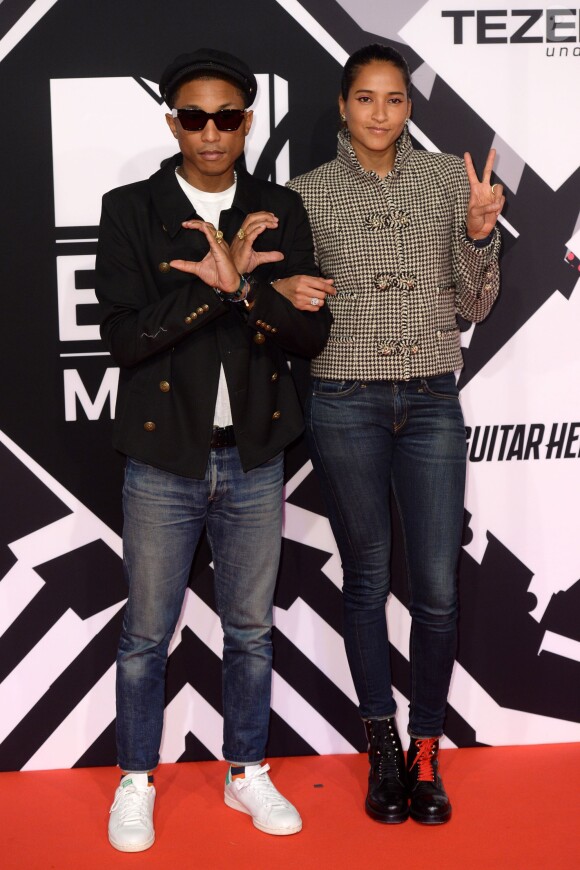 Pharrell Williams et Helen Lasichanh lors des MTV Europe Music Awards 2015 au Mediolanum Forum. Milan, le 25 octobre 2015.