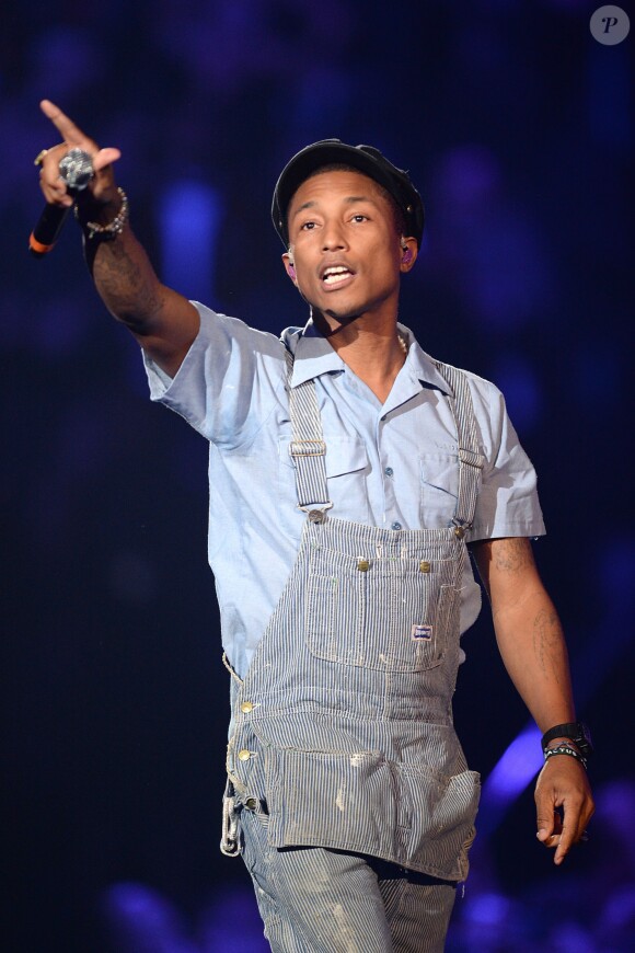 Pharell Williams interprète la chanson "Freedom" lors des MTV Europe Music Awards 2015 au Mediolanum Forum. Milan, le 25 octobre 2015.