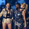 Bianca Balti, Tinie Tempah et Hailey Baldwin remettent à Macklemore et Ryan Lewis le prix du Meilleur Clip pour Downtown aux MTV EMA 2015. Milan, le 25 octobre 2015.