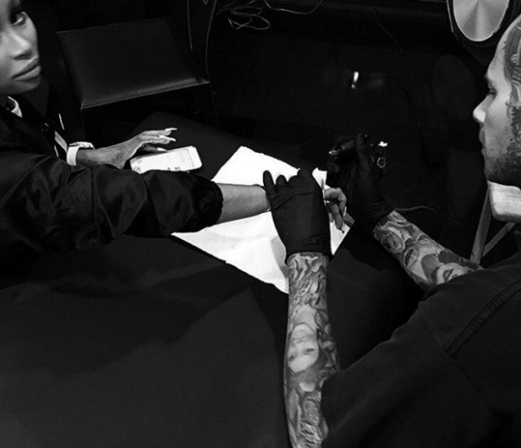 Blac Chyna se fait tatouer la main. Photo publiée le 5 octobre 2015.