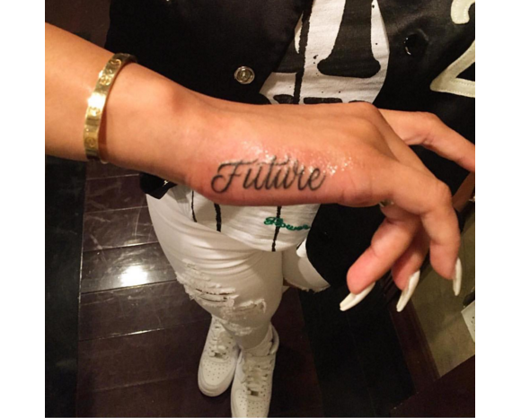 Blac Chyna s'est fait tatouer "Future" sur la main droite. Un tatouage qui a déclenché des rumeurs de relation avec le rappeur éponyme. Octobre 2015.